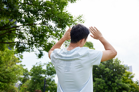 中暑漫画炎热夏日在公园暴晒的男人背影背景