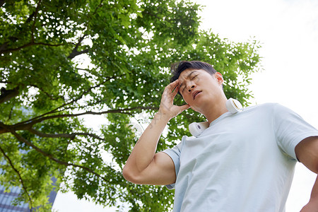 夏日防暑炎热天气下头晕的男人背景