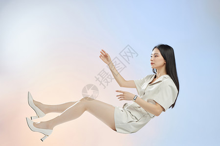 布雷空中展示佩戴电子设备的女人悬浮在空中背景