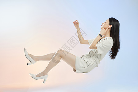 布雷空中展示佩戴电子设备的女人悬浮在空中听音乐背景