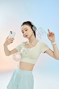 戴耳机享受音乐的运动少女图片