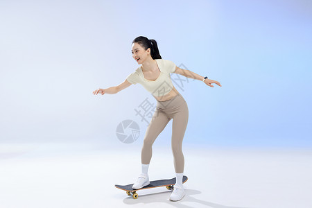 活力少女玩滑板图片