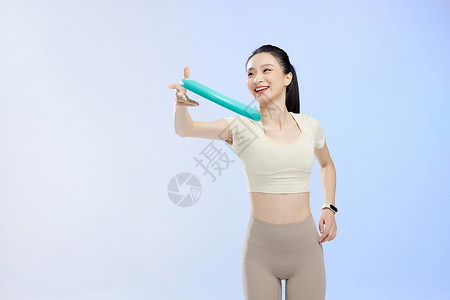 智能牙刷玩飞盘运动的女性背景