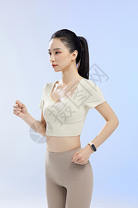 女人佩戴电子手环跑步背景图片