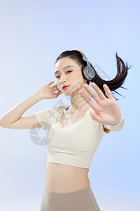 运动女孩头戴耳机形象图片