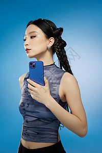酷酷的女生侧身展示智能手机背景图片