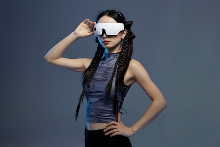 佩戴VR电子科技设备的美女图片
