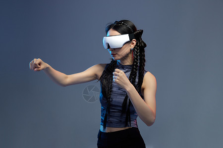 佩戴电子VR科技设备的女性图片