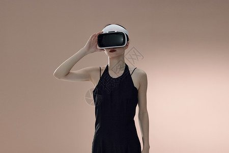 性感美女使用VR设备图片