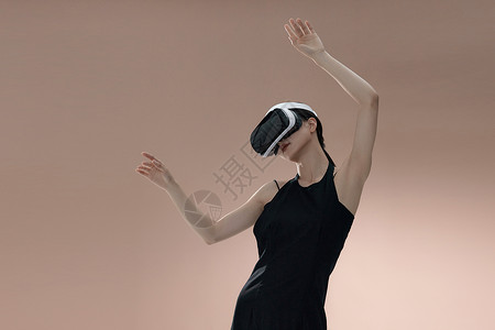 体验VR的女人性感美女使用VR设备背景