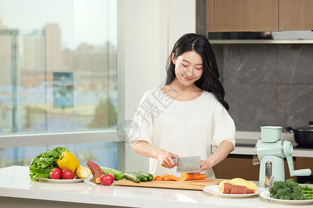 厨房专心切菜的女性背景图片