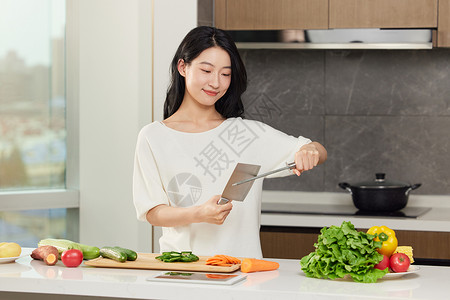 厨房磨刀的女性背景图片
