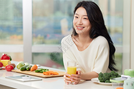 奶昔代餐女性手捧橙汁在餐桌边形象背景