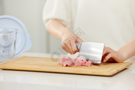 厨房案板切肉特写高清图片
