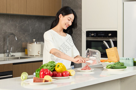 女子将破壁机里的肉取出高清图片