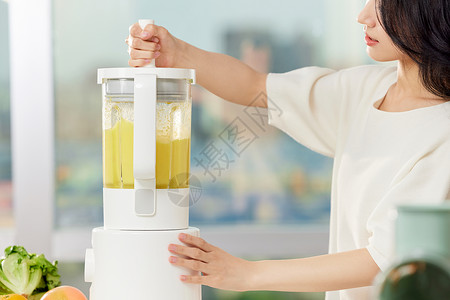 女性体验榨汁机形象背景图片