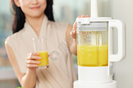 电子商品促销展示榨汁机与鲜榨果汁特写背景