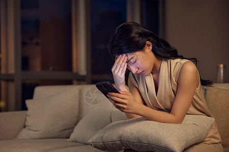 夜晚独自烦恼的女人背景图片