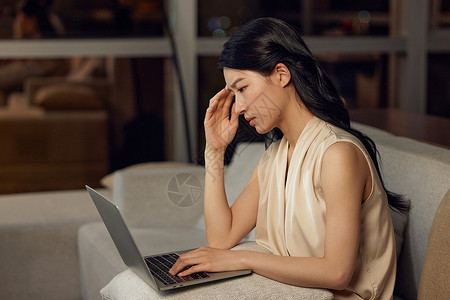 头晕表情居家熬夜加班的女人背景