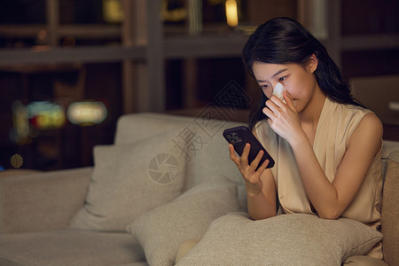 身边的感动女子看手机抹眼泪背景