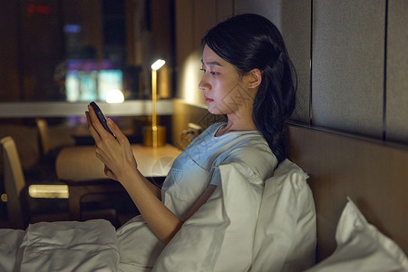 手机表情素材女人床上熬夜看手机背景
