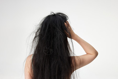 干枯头发抓挠头发的女性形象背景