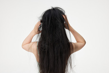 受损的头发抓挠头发的女性形象背景