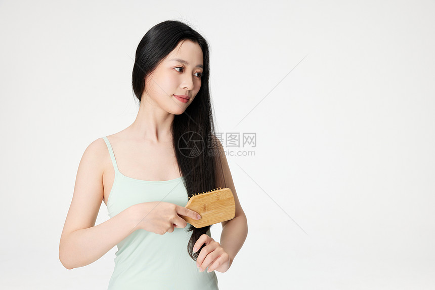 年轻女性正面梳发形象图片