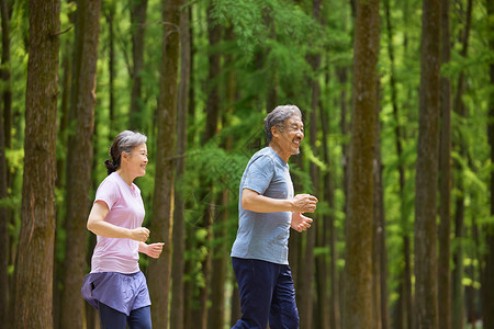 树林里老年人慢跑锻炼背景图片