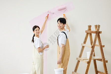 一起劳动的情侣小情侣一起粉刷新家墙壁背景