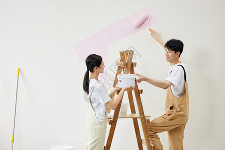 一起劳动的情侣新婚夫妻一起粉刷新家墙壁背景