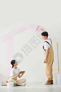 粉色油漆滴落新婚夫妻合作粉刷墙壁背景