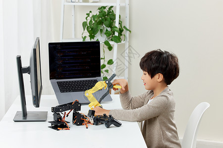 小男孩学习机器编程高清图片