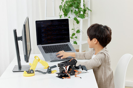 男孩电脑学习机器编程高清图片