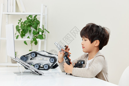 电脑组装认真组装机器的小男孩背景