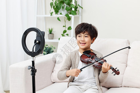 直播拉小提琴的男孩形象图片