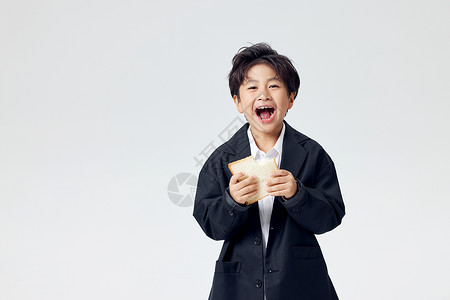 帅气男孩吃面包吐司形象图片
