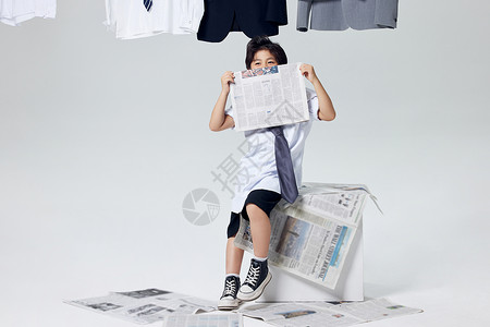 小孩衬衣用报纸遮挡半脸的商务男孩形象背景