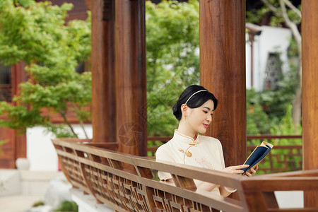 穿着旗袍在古风亭子看书的女性背景图片