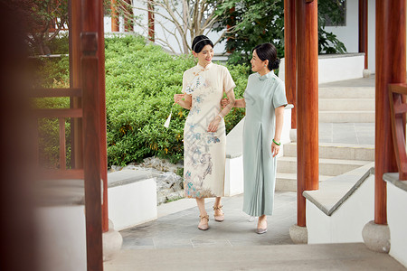 小淑女中式庭院里母女二人散步背景