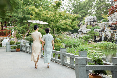 旗袍母女院子里散步背影图片