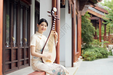旗袍女性庭院中弹奏琵琶高清图片