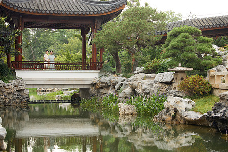 旗袍女性游历中式庭院高清图片