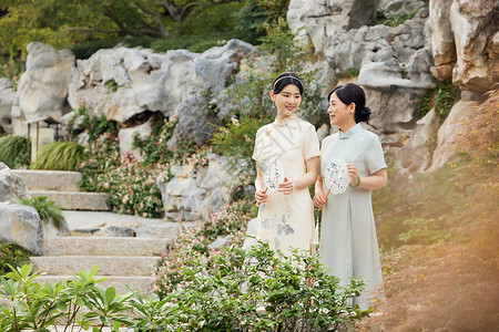 旗袍母女散步中式庭院图片