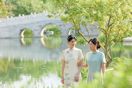 新中式院子户外院子里散步的旗袍母女背景