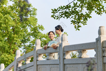 旗袍女性游历古式建筑背景