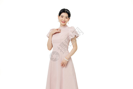 女性身穿新中式礼服裙图片