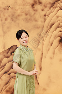 中式古典山水画背景旗袍女性图片