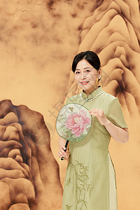国潮壁画旗袍女性手拿团扇背景