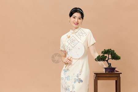 一个团扇新中式旗袍美女背景